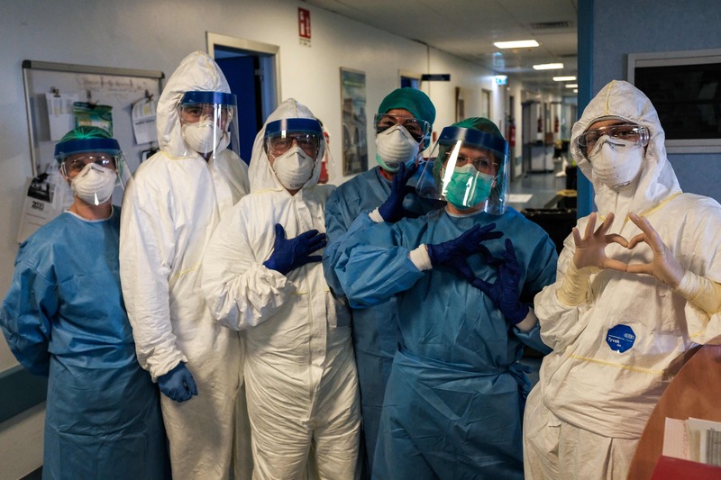 <전세계 곳곳에서 인류의 삶을 지키기 위해 헌신하고 계신 의료인 여러분께 저희 필리아도 존경과 감사의 인사를 전합니다. 우리는 반드시 이겨낼 것입니다>
TOPSHOT - A group of nurses wearing protective mask and gear pose for a group photo prior to their night shift on March 13, 2020 at the Cremona hospital, southeast of Milan, Lombardy, during the country's lockdown aimed at stopping the spread of the COVID-19 (new coronavirus) pandemic. - After weeks of struggle, they're being hailed as heroes. But the Italian healthcare workers are exhausted from their war against the new coronavirus. (Photo by Paolo MIRANDA / AFP) 